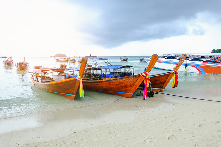 在海滩的渔船， lipe island.Thailand