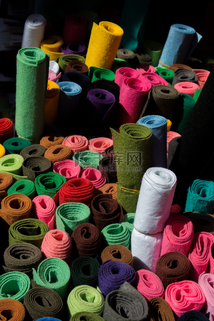 展示了数十种彩色织物卷
