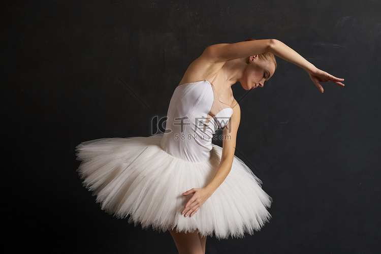 白色芭蕾舞短裙的芭蕾舞演员舞蹈