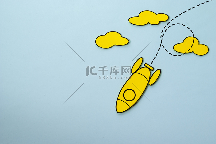 环绕天空云层的黄色火箭