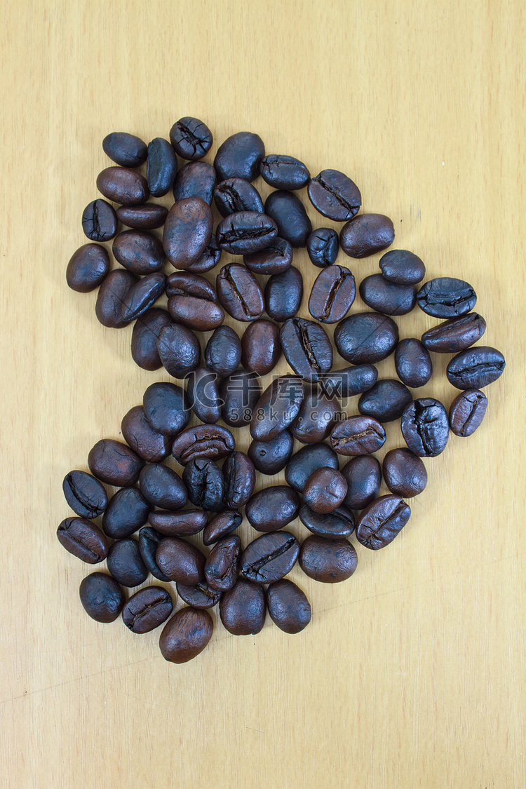 由咖啡豆组成的心形图像