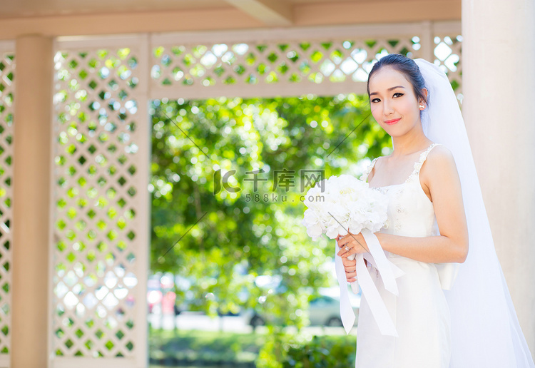 美丽的年轻女子在婚礼当天在前卫