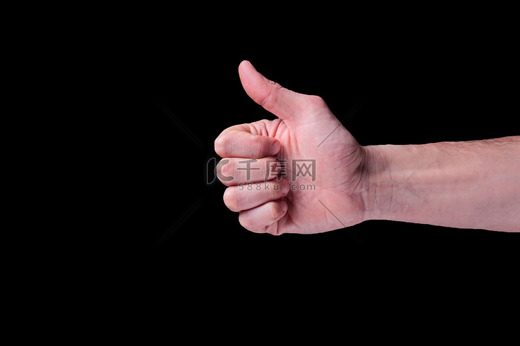 欧洲人的手显示拇指信号，通常被