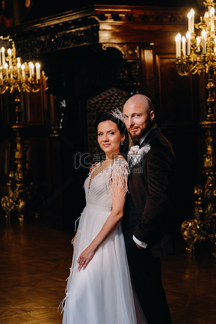 涅斯维日市古堡内优雅的新婚夫妇