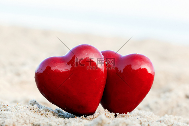 海滩上的两颗红心象征着爱情，情