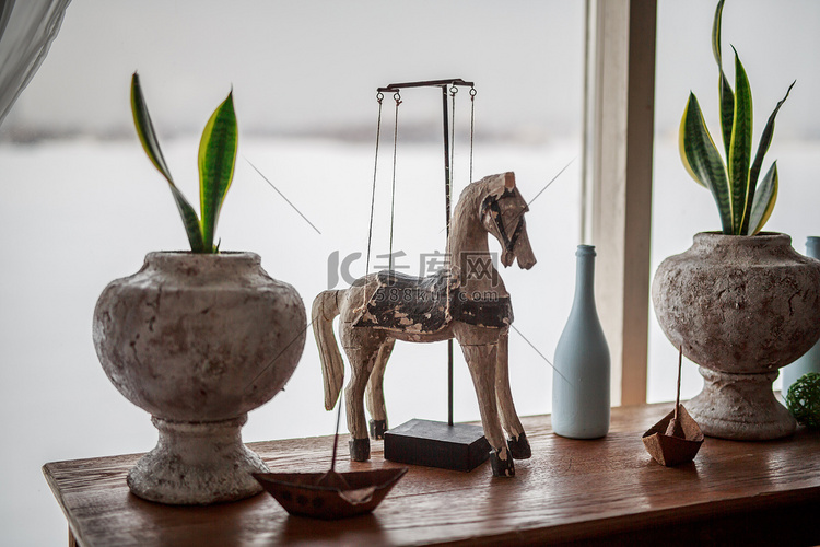 装饰性木马站在靠近窗户的桌子上