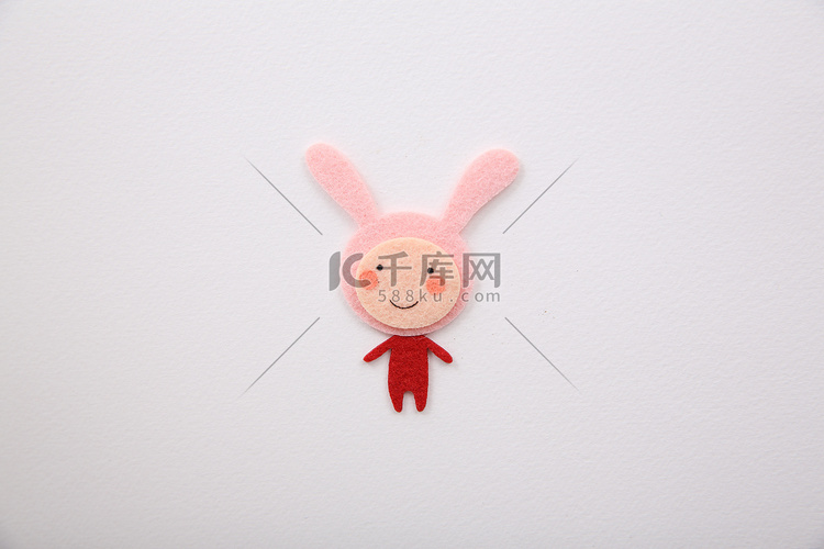 纸工艺一个可爱的男孩与兔耳朵与