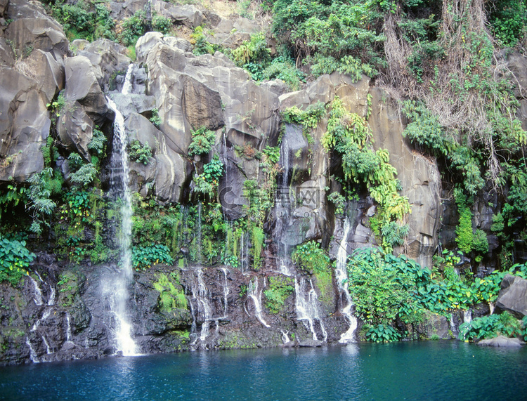 留尼汪岛的热带瀑布