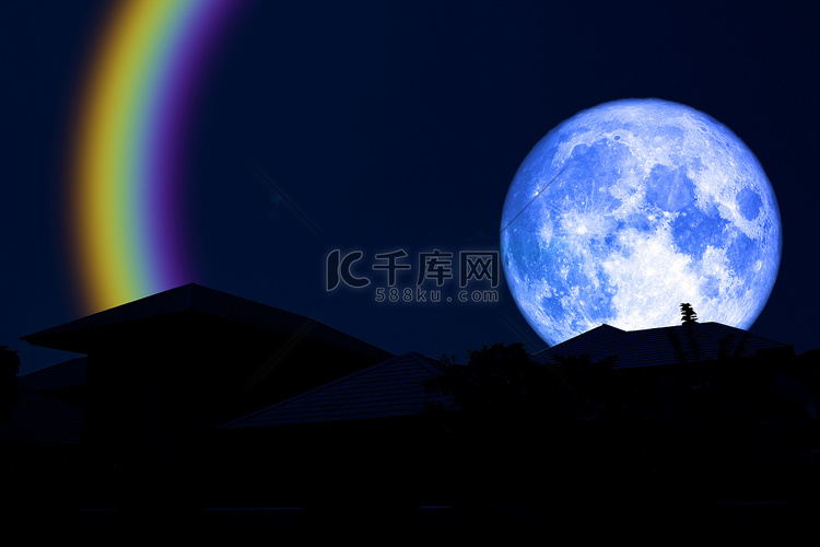 满蓝的月亮光环回到剪影屋顶