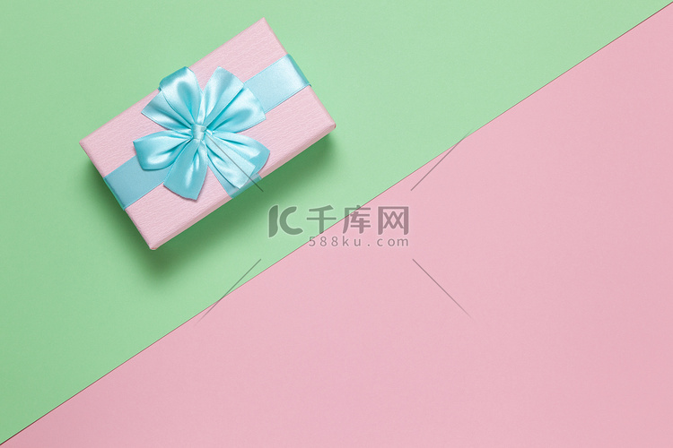 粉色礼盒，蓝色蝴蝶结，粉彩双色
