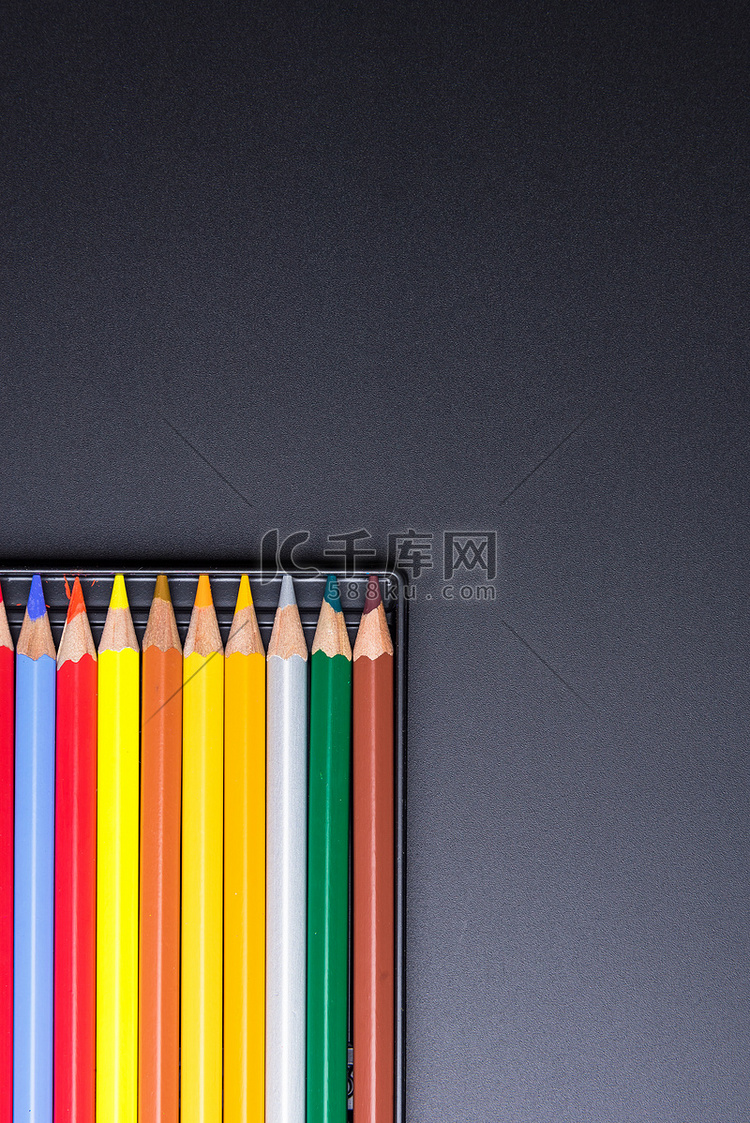 彩色铅笔与黑色背景 clo 上