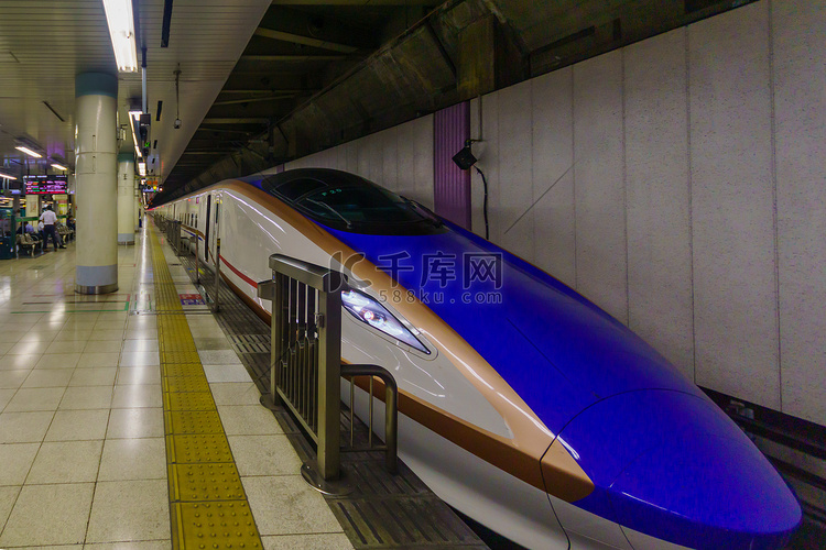 东京上野站的新干线子弹头列车