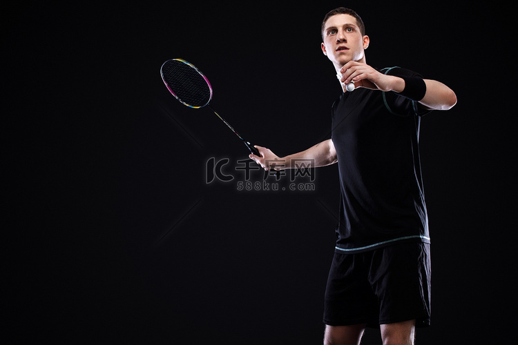 羽毛球运动员穿着运动服，黑色背