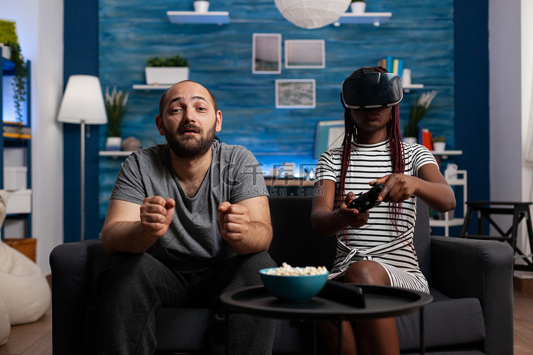 跨种族情侣使用 VR 眼镜和控