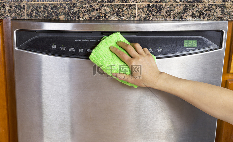 用超细纤维抹布擦拭干净的洗碗机