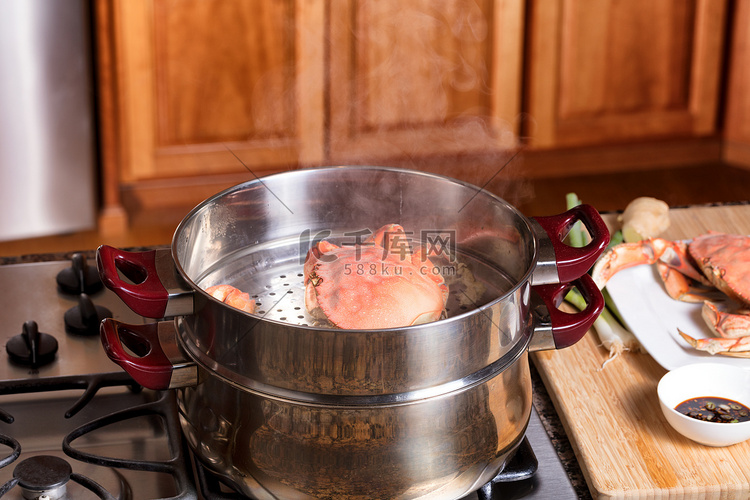 大蒸蟹在炉子上的锅里