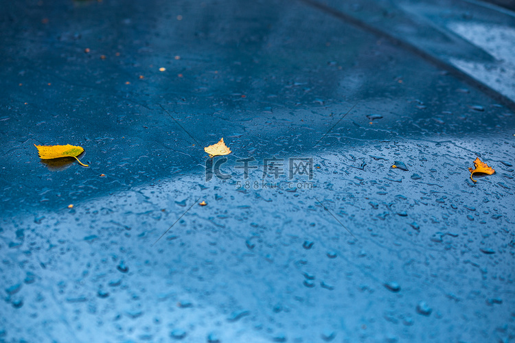 秋雨天湿的海蓝宝石蓝色汽车表面