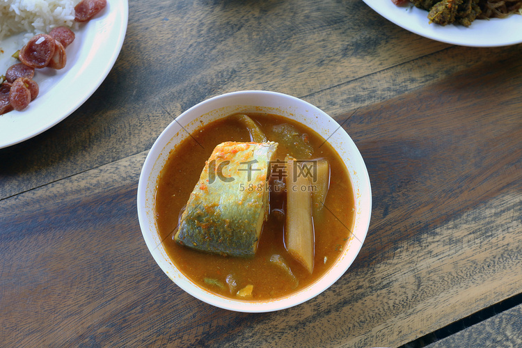 碗里的黄咖喱鱼白泰南风味食品，