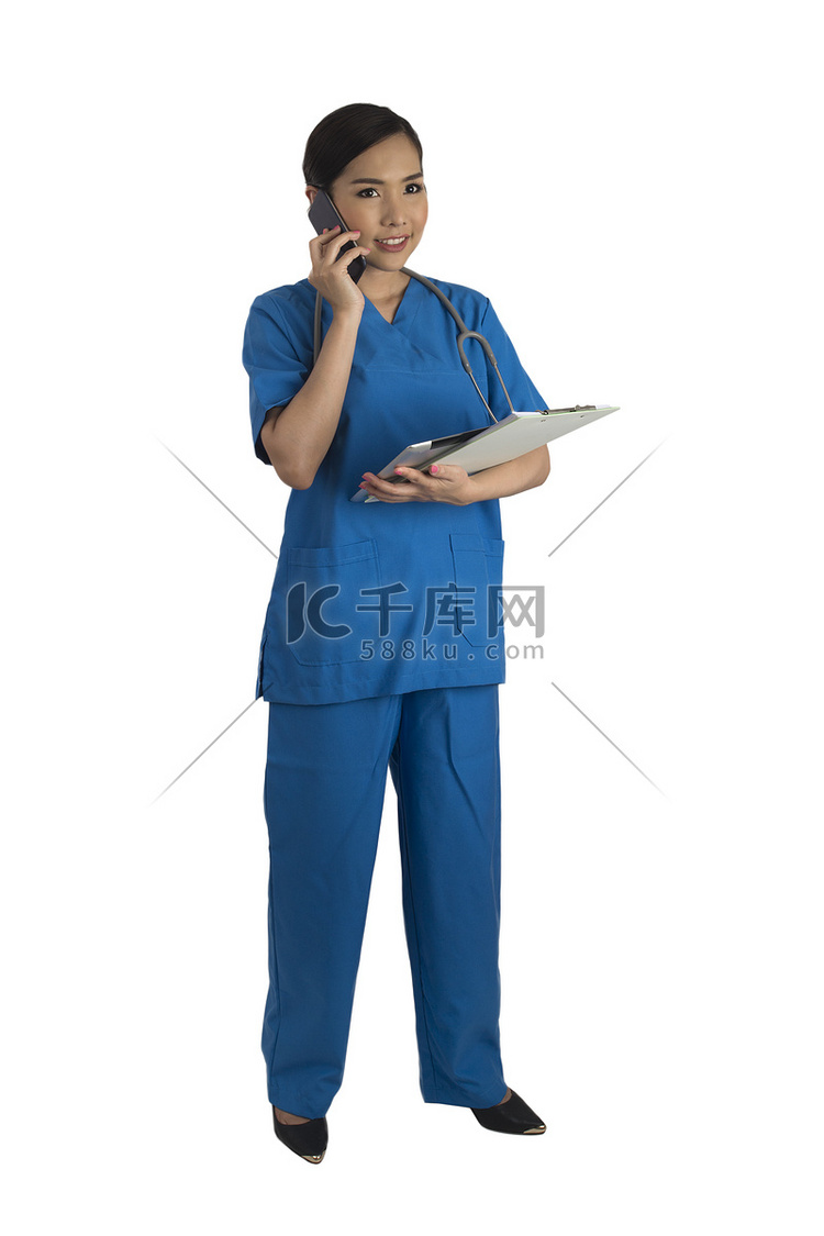 穿着蓝色制服的忙碌女医生站在白