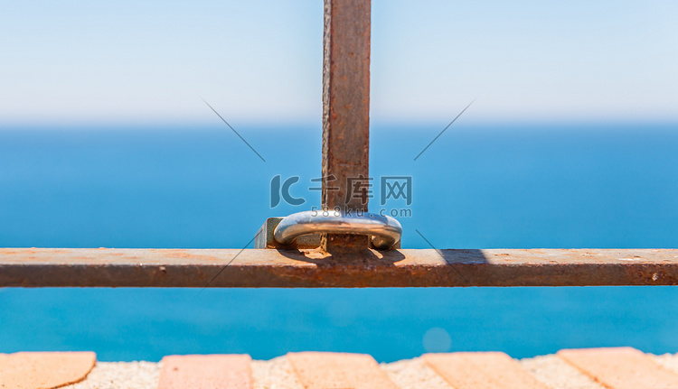 海边栏杆上挂着生锈的挂锁，这是