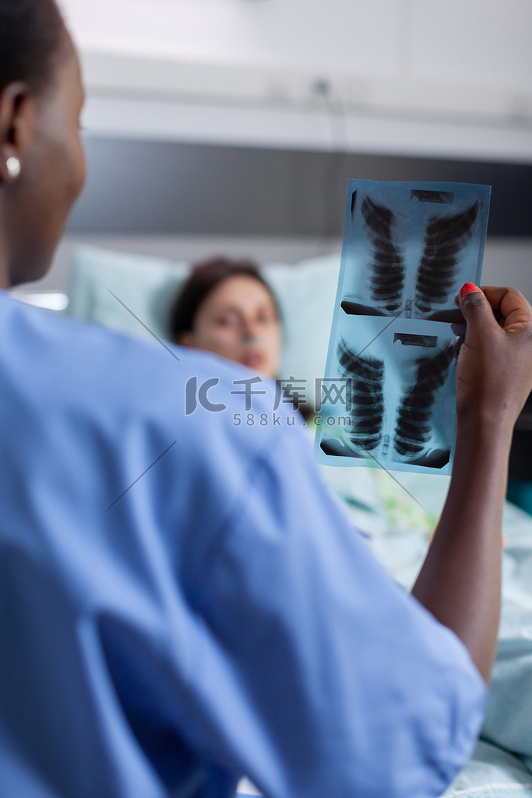 美国黑人护士分析肺部 X 光检