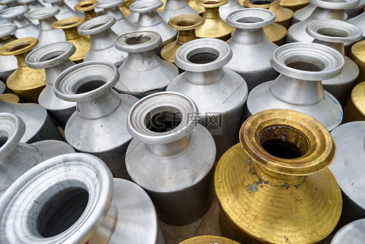 尼泊尔加德满都的金属容器
