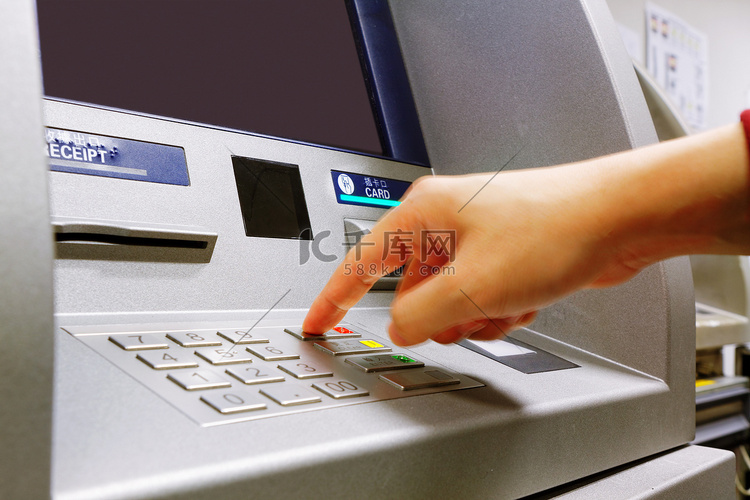 按 ATM 键盘上的取消按钮