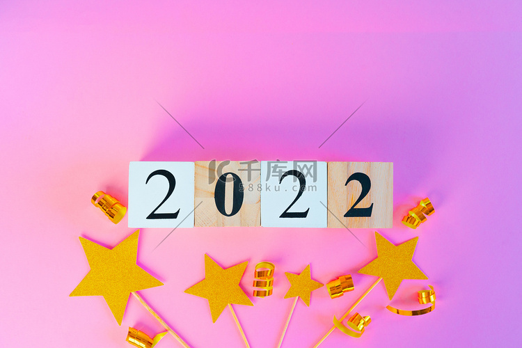 粉红色背景下的 2022 年新年概念