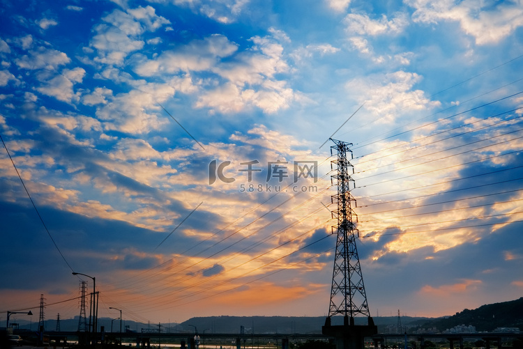 电力塔的日落城市景观