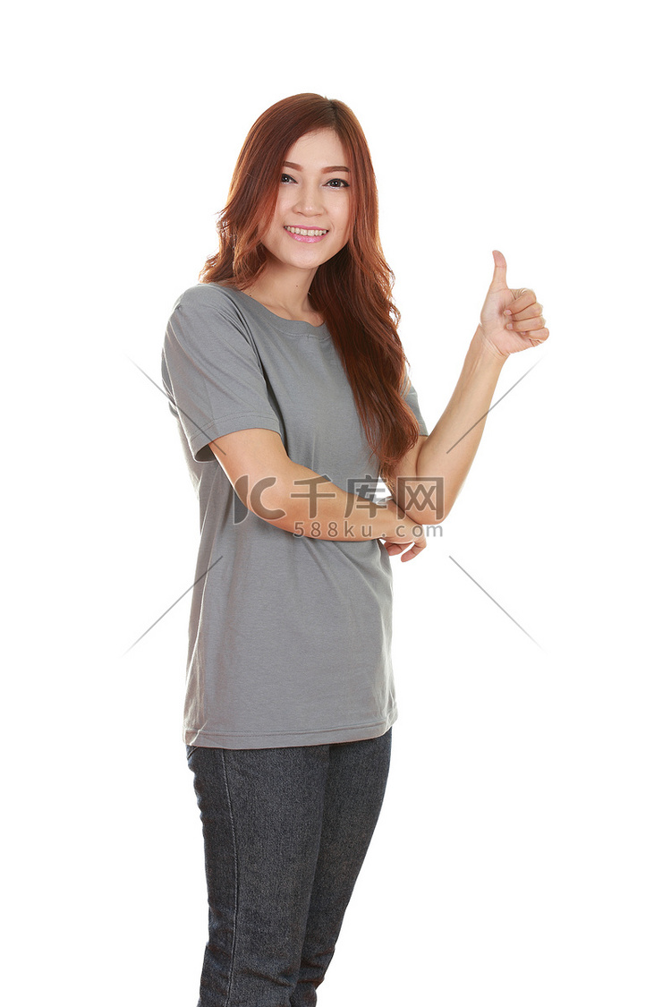 穿着空白 T 恤的女人竖起大拇指