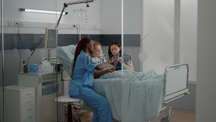 非洲裔美国护士展示肺部 X 光