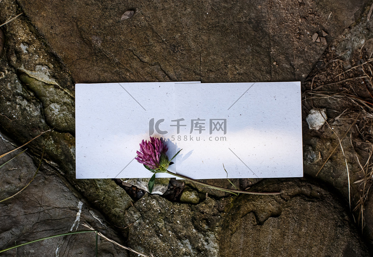 婚礼细节平躺在石头背景上。