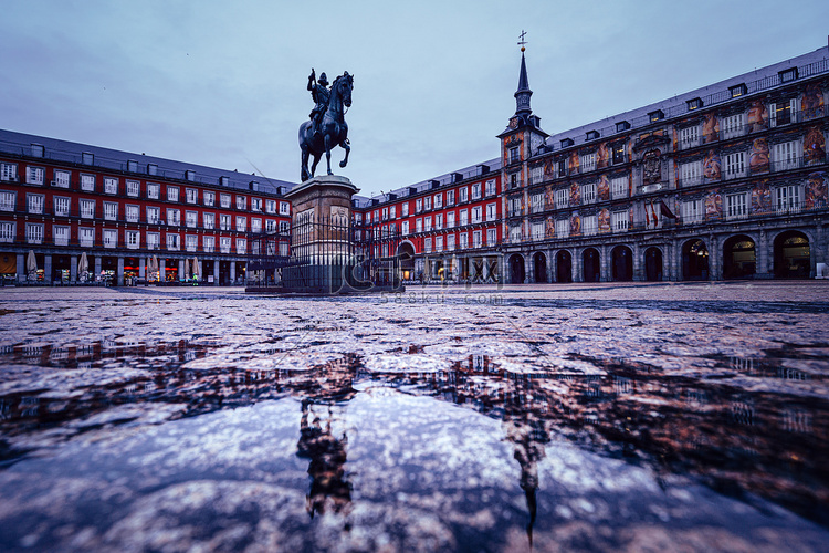 暴风雨过后的马德里市长广场，倒