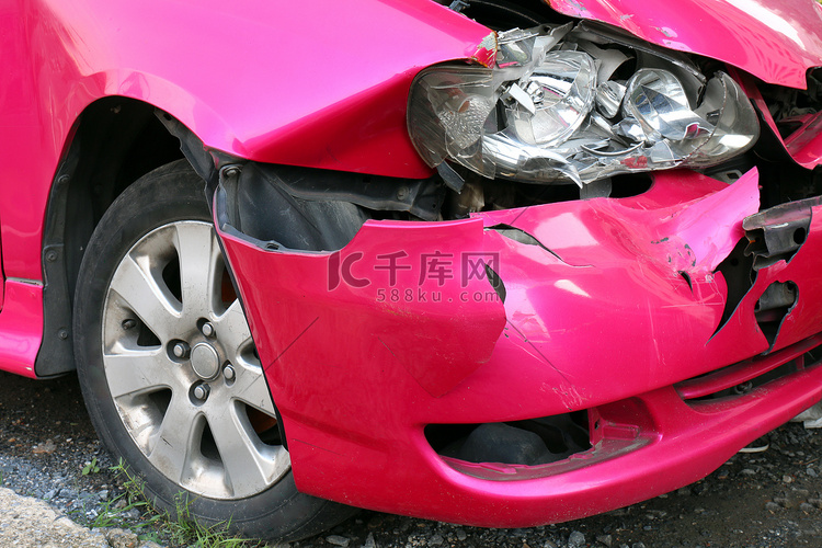 粉红色车祸前灯损坏，车头灯破损