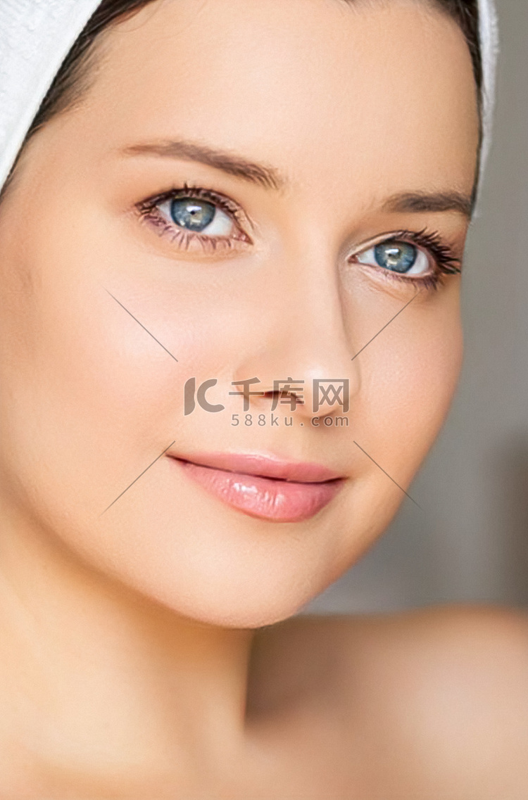 皮肤护理和美容常规、头裹白毛巾