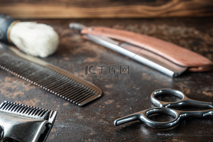 老式理发工具：危险的剃须刀、美