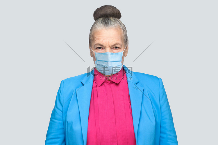 戴口罩的老年妇女预防感染、空气