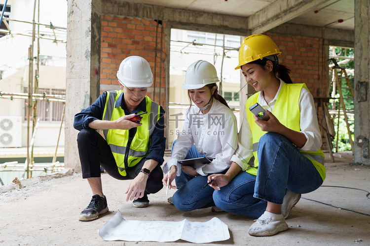 结构工程师和建筑师在户外施工现