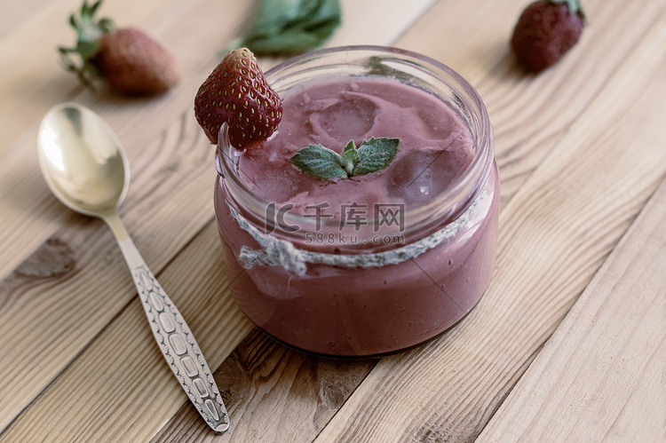 草莓酸奶冰沙加冰和薄荷叶