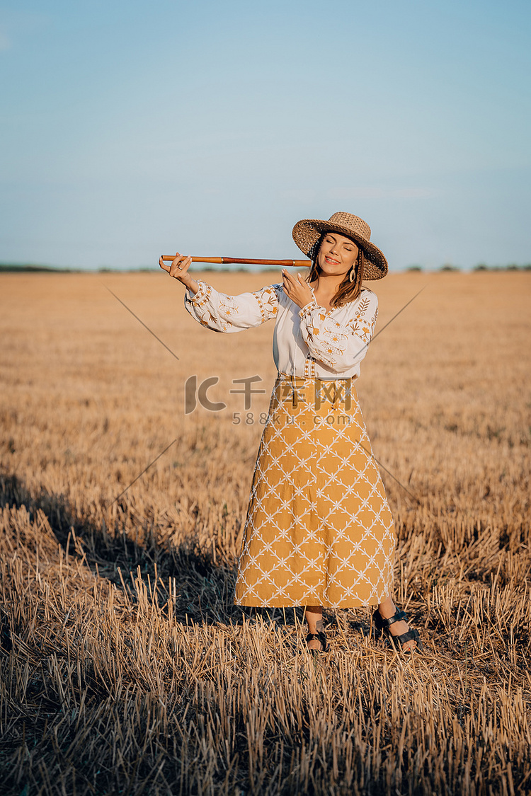 农村妇女吹木笛-乌克兰特伦卡，