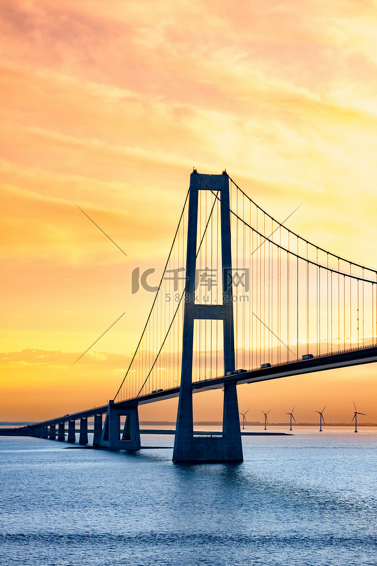 丹麦日落时的大带吊桥。