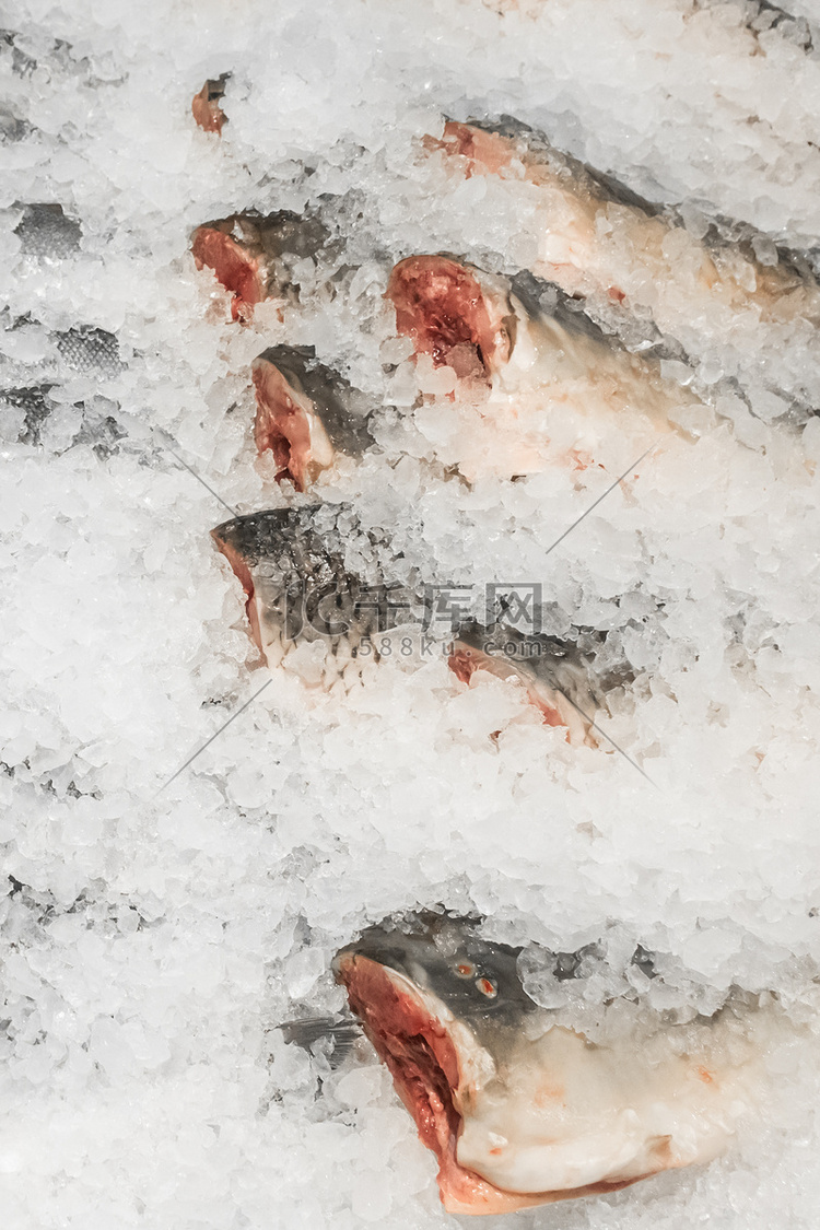 超市柜台上冰鲜海鲜中的生冻鱼冷