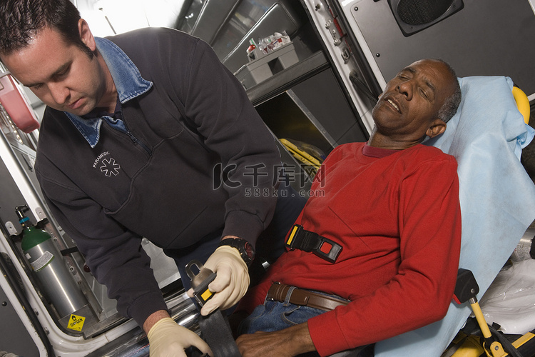 男性急救专业人士在救护车内照顾
