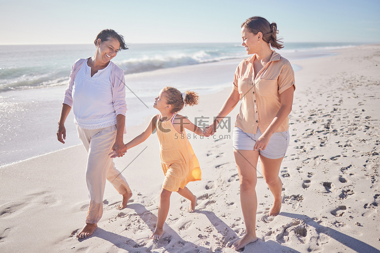 家人在海滩上微笑，妈妈和祖母在