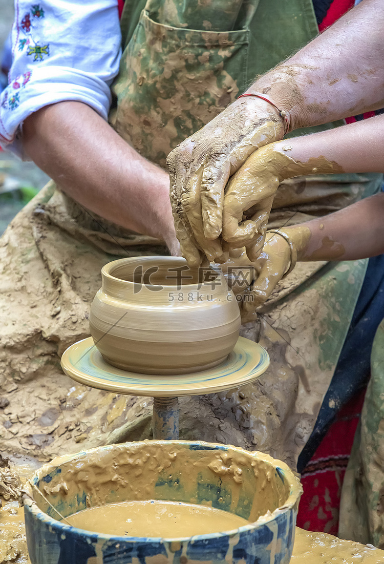 一位陶艺大师教一个想学习如何雕