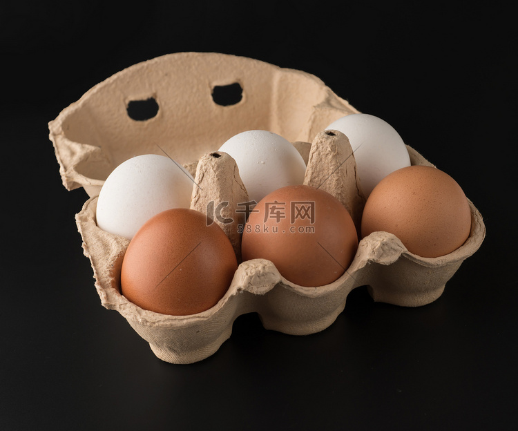 鸡蛋，数量为六块，装在黑色背景