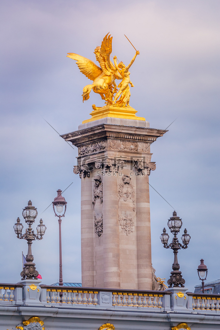 法国巴黎亚历山大三世桥的金色名