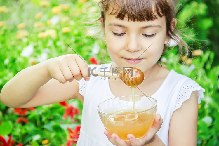 孩子吃蜂蜜。