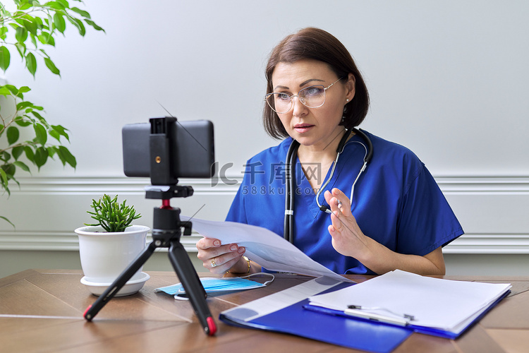 在线医生咨询，女性使用视频通话