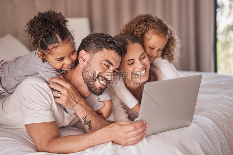 幸福的家庭、笔记本电脑和孩子们